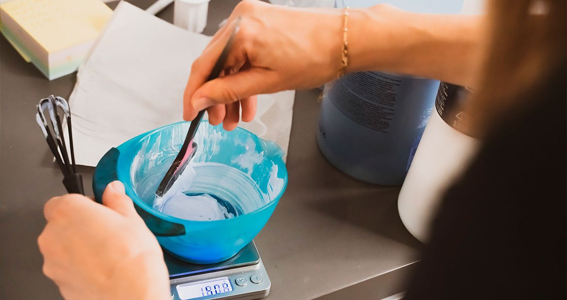 Saiba as diferenças entre o pó descolorante branco e azul